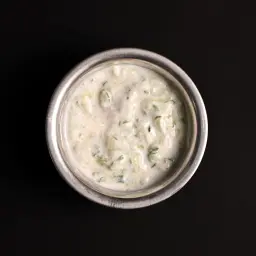 سلطة خيار باللبن